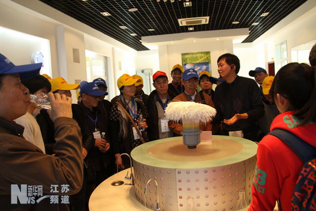 無錫市(shì)民(mín)在中橋水(shuǐ)廠超濾膜車間展廳了(le)解制(zhì)水(shuǐ)過程并品嘗直飲水(shuǐ)